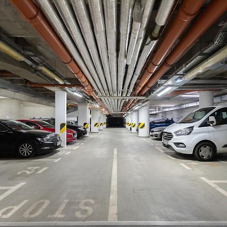 2-Level Apartments On Krizikova Near The Metro براغ المظهر الخارجي الصورة