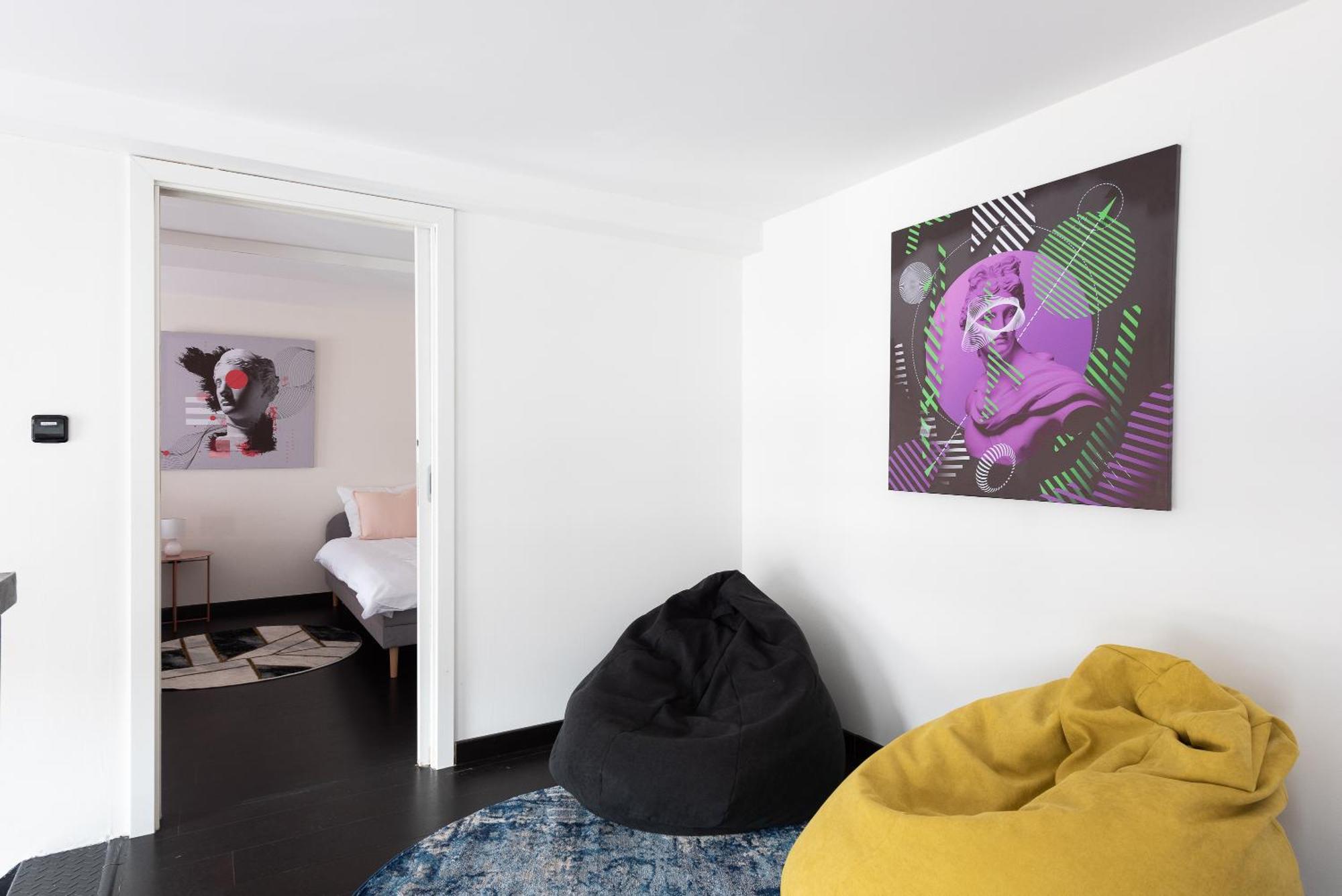 2-Level Apartments On Krizikova Near The Metro براغ المظهر الخارجي الصورة