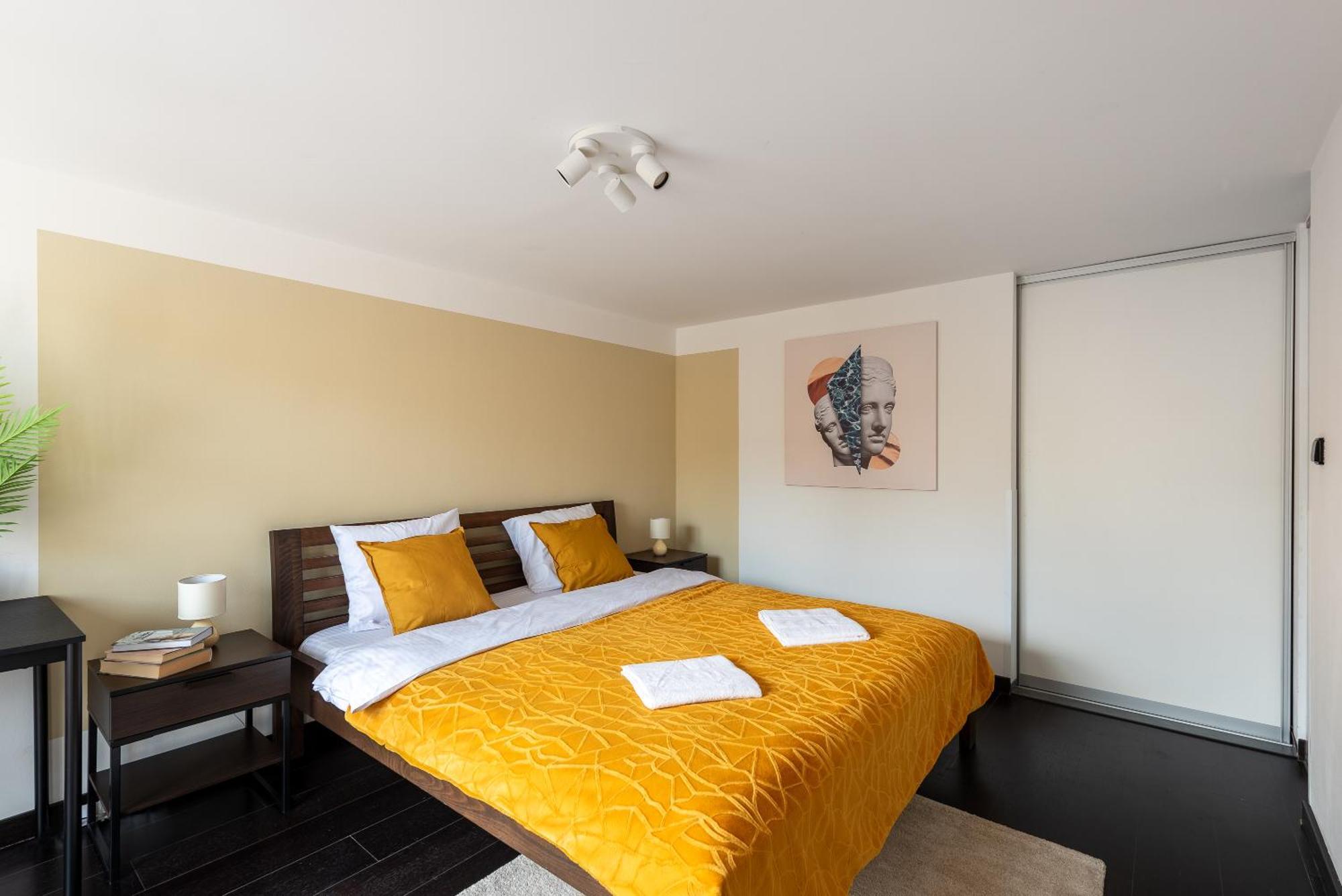 2-Level Apartments On Krizikova Near The Metro براغ المظهر الخارجي الصورة