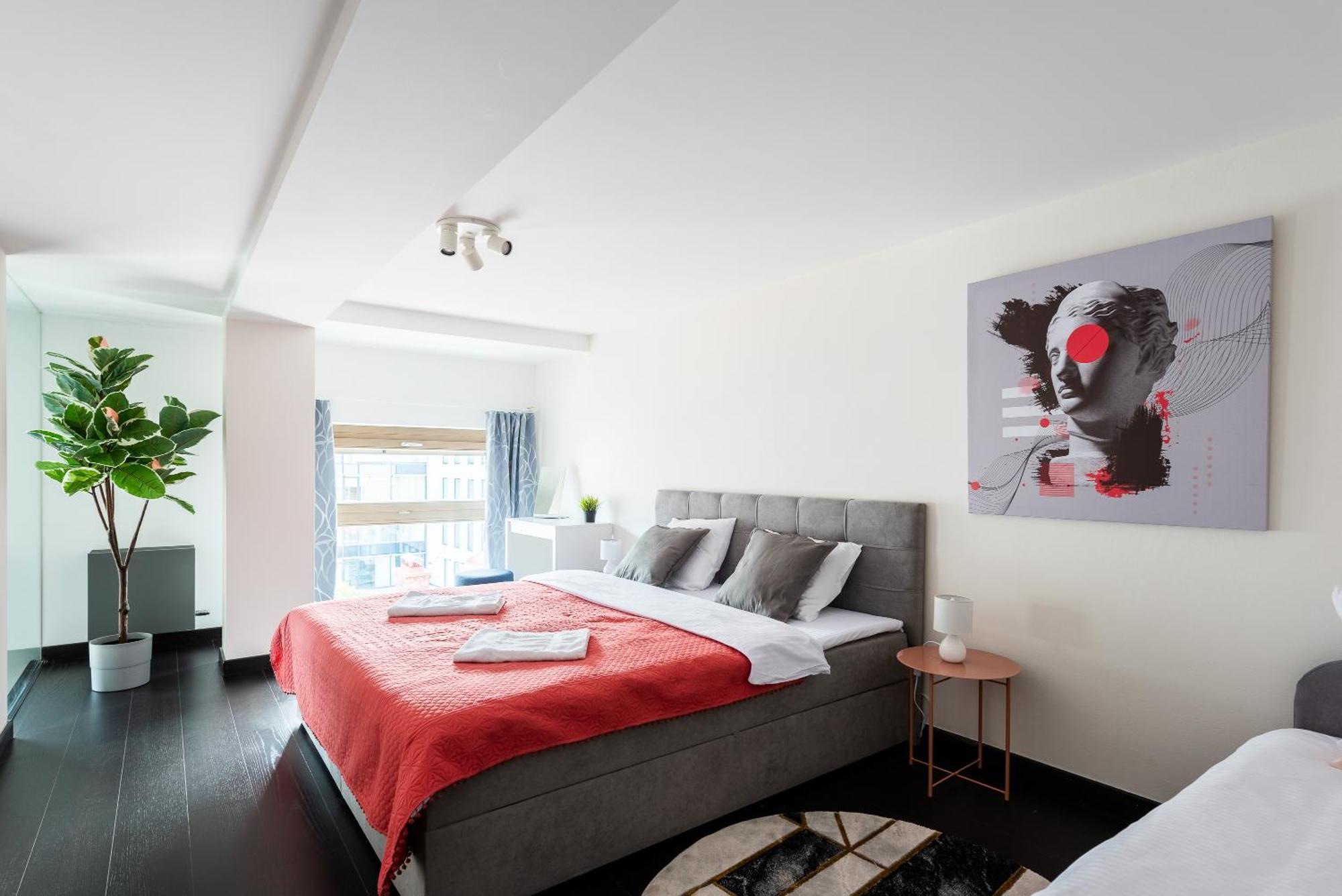2-Level Apartments On Krizikova Near The Metro براغ المظهر الخارجي الصورة