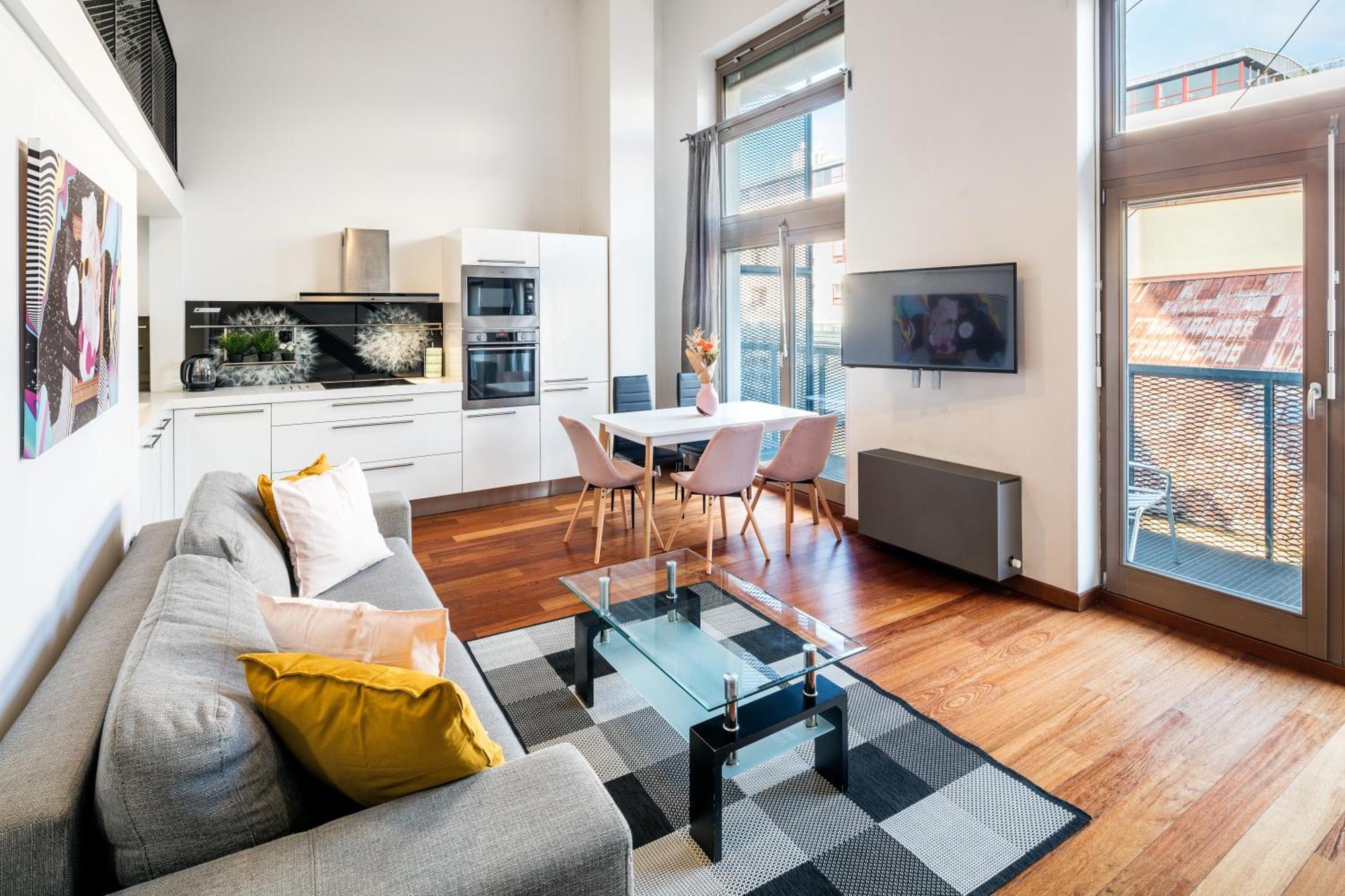 2-Level Apartments On Krizikova Near The Metro براغ المظهر الخارجي الصورة