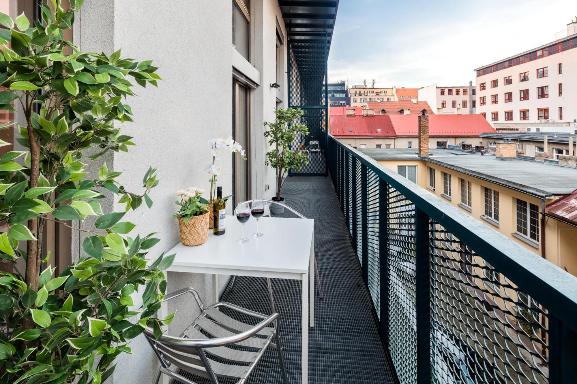 2-Level Apartments On Krizikova Near The Metro براغ المظهر الخارجي الصورة