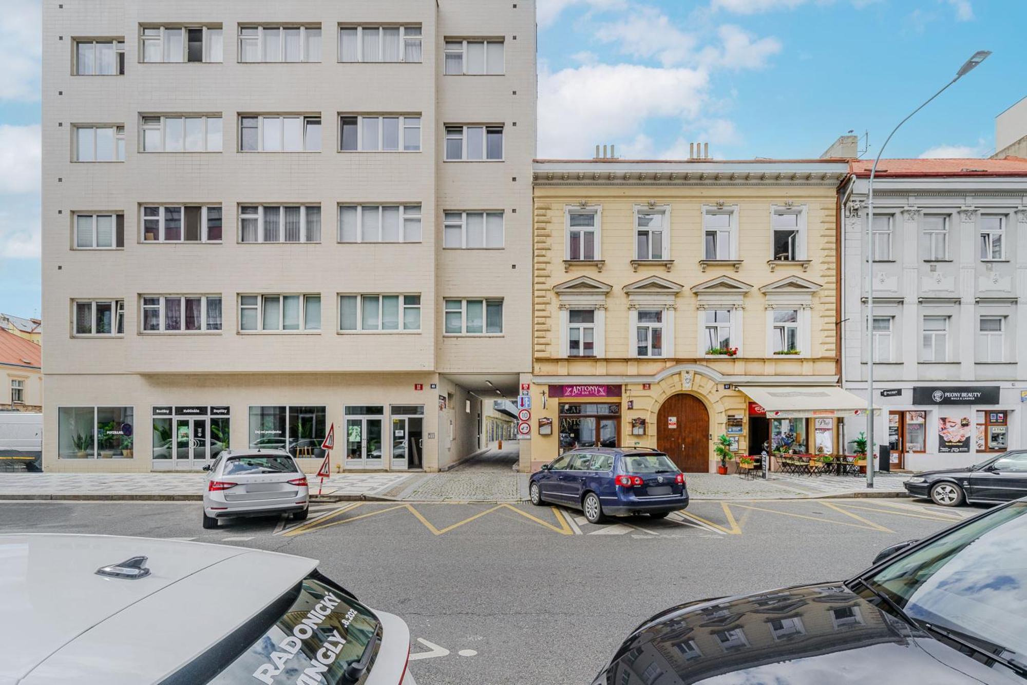 2-Level Apartments On Krizikova Near The Metro براغ المظهر الخارجي الصورة