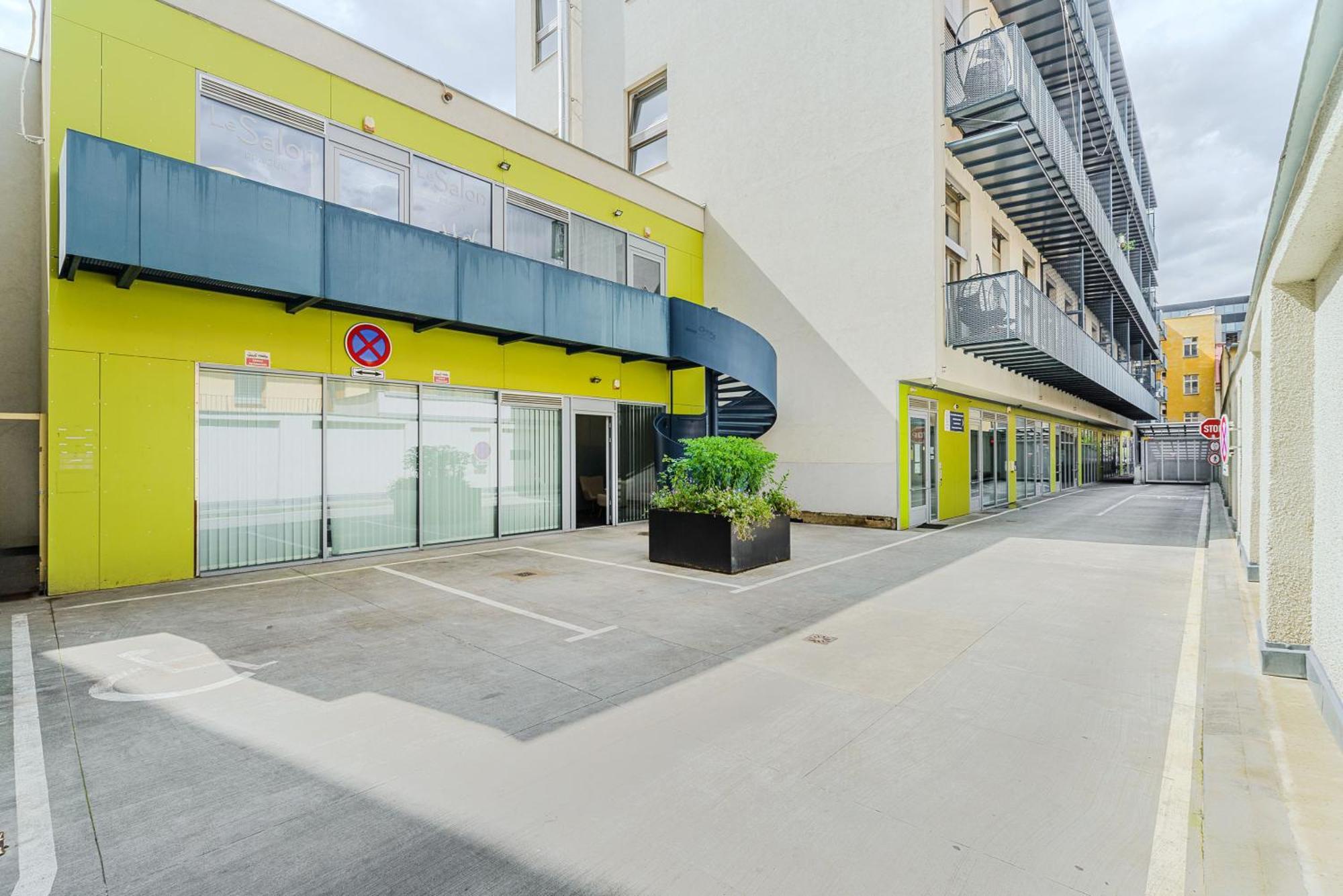 2-Level Apartments On Krizikova Near The Metro براغ المظهر الخارجي الصورة