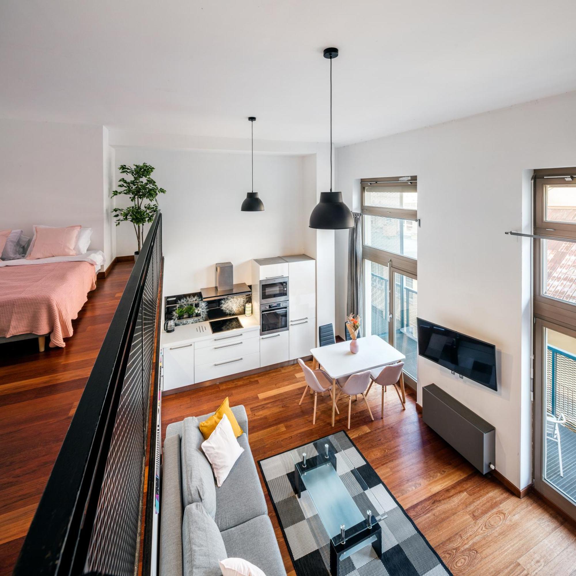 2-Level Apartments On Krizikova Near The Metro براغ المظهر الخارجي الصورة