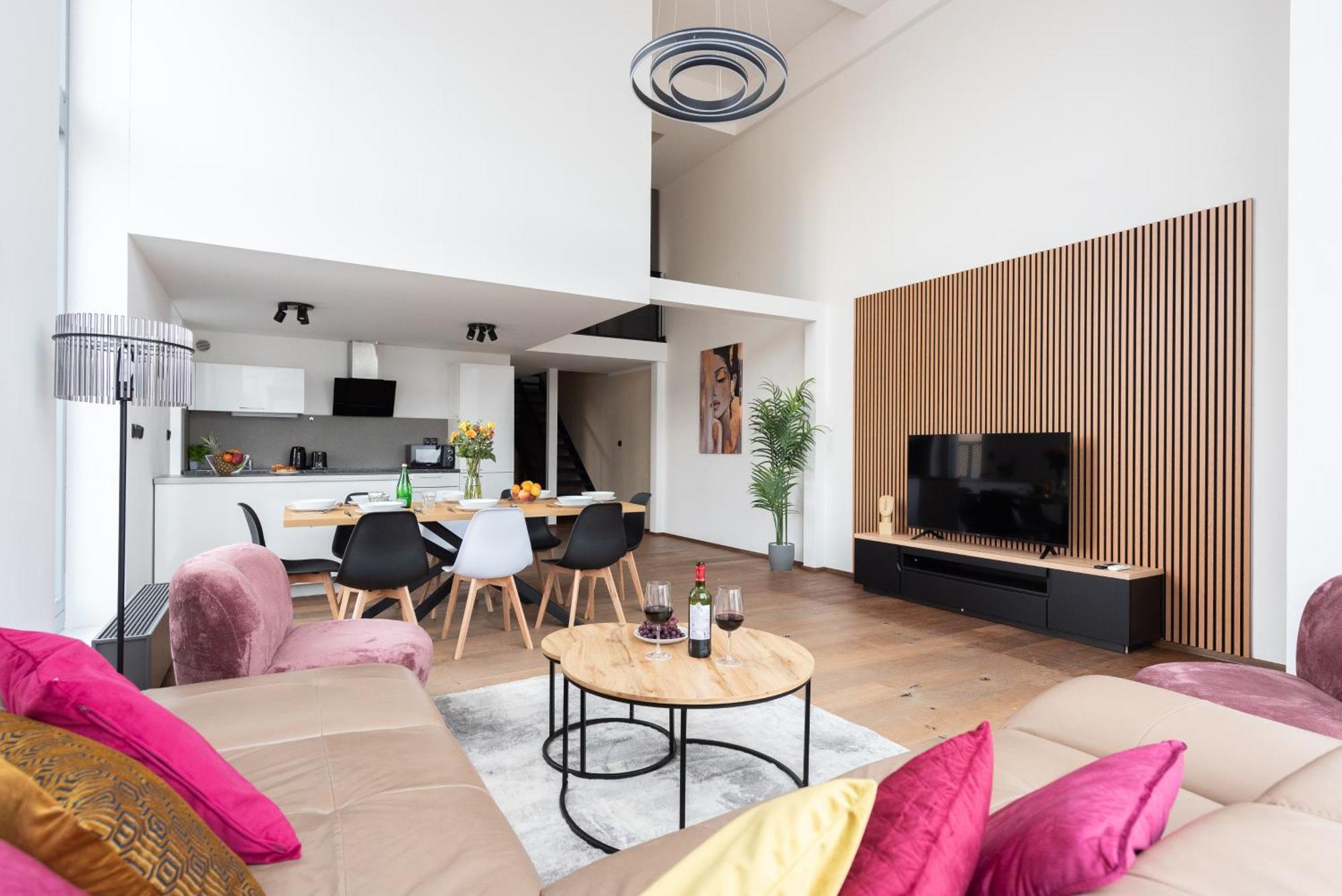 2-Level Apartments On Krizikova Near The Metro براغ المظهر الخارجي الصورة