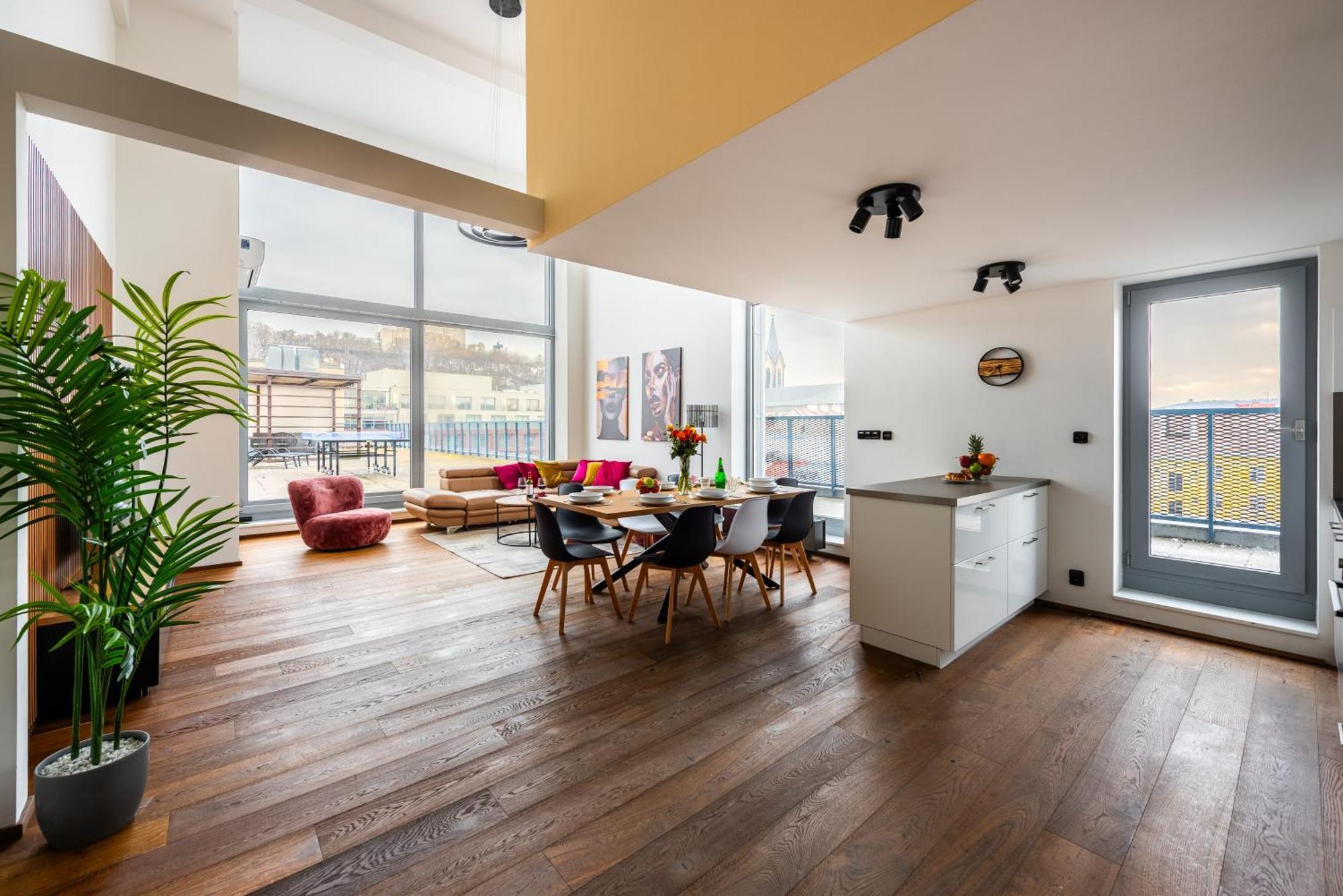 2-Level Apartments On Krizikova Near The Metro براغ المظهر الخارجي الصورة