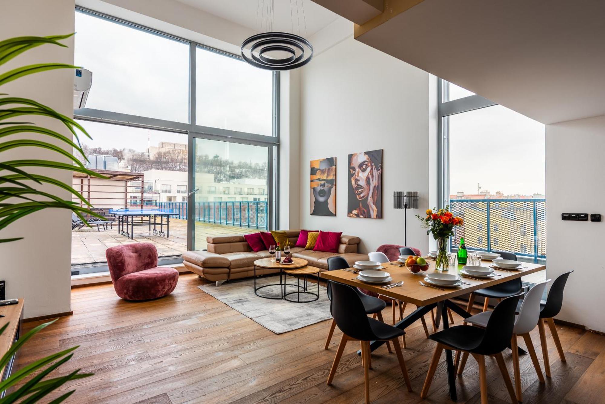2-Level Apartments On Krizikova Near The Metro براغ المظهر الخارجي الصورة