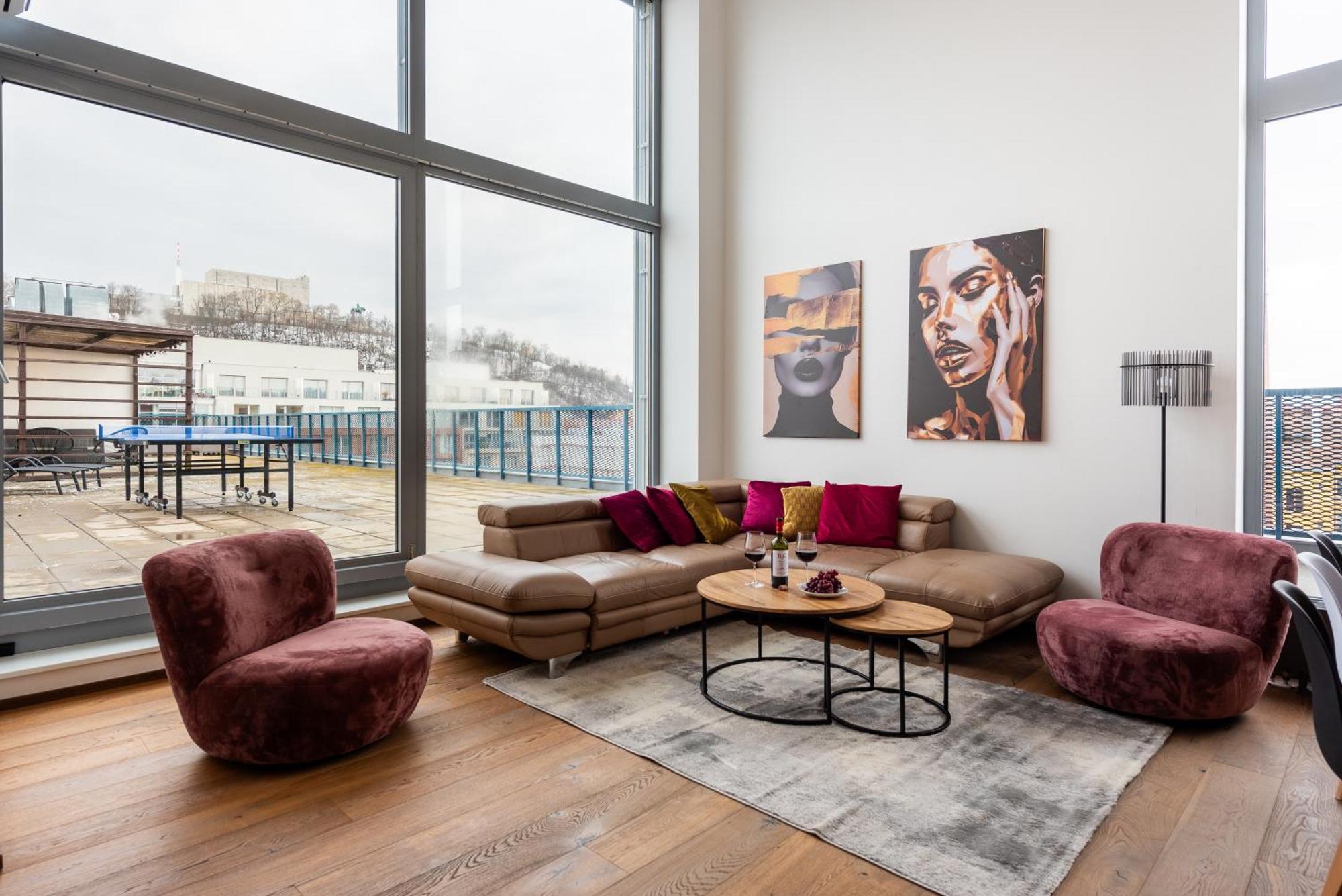 2-Level Apartments On Krizikova Near The Metro براغ المظهر الخارجي الصورة