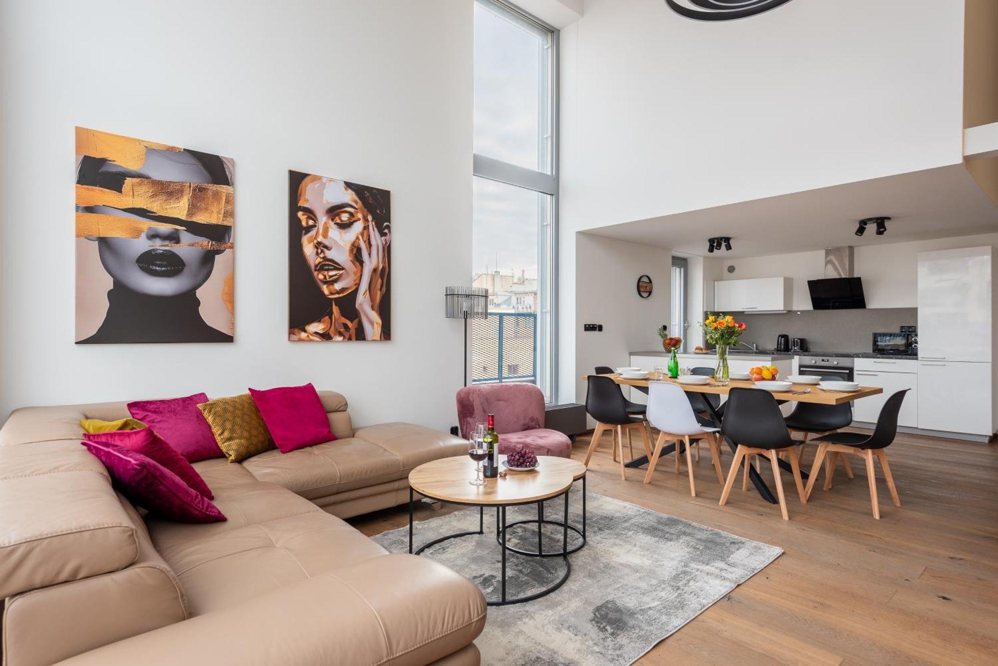 2-Level Apartments On Krizikova Near The Metro براغ المظهر الخارجي الصورة