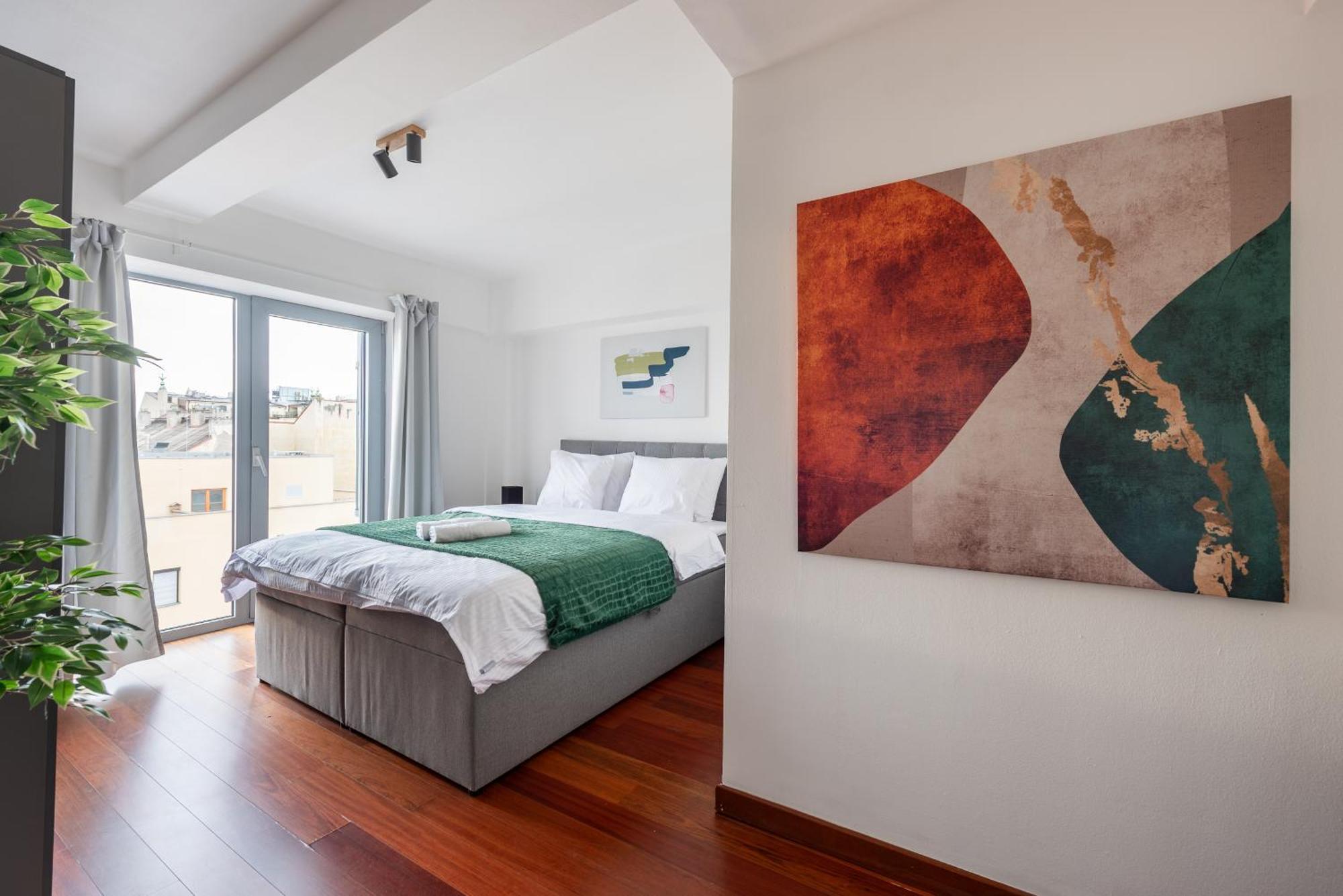 2-Level Apartments On Krizikova Near The Metro براغ المظهر الخارجي الصورة