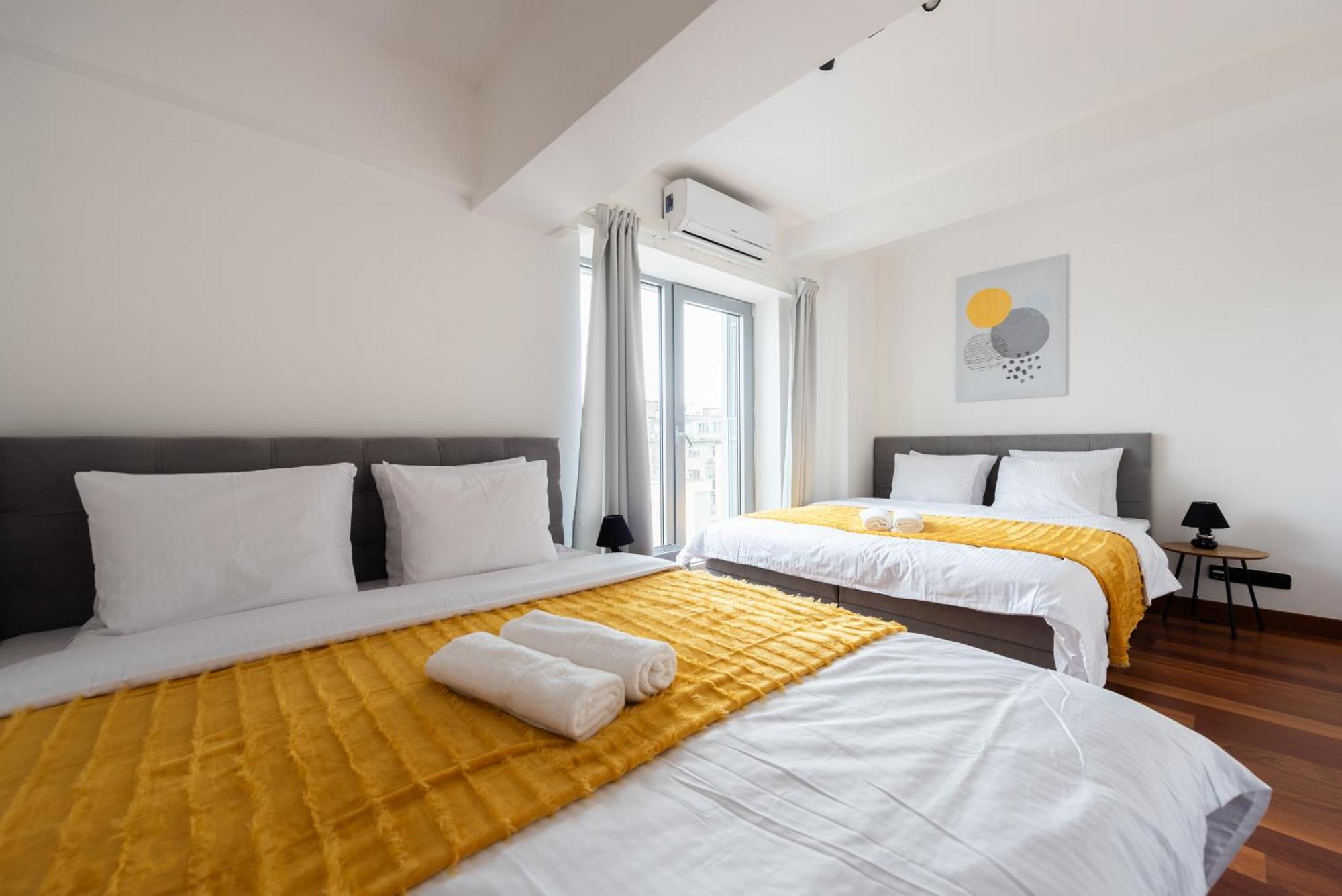 2-Level Apartments On Krizikova Near The Metro براغ المظهر الخارجي الصورة