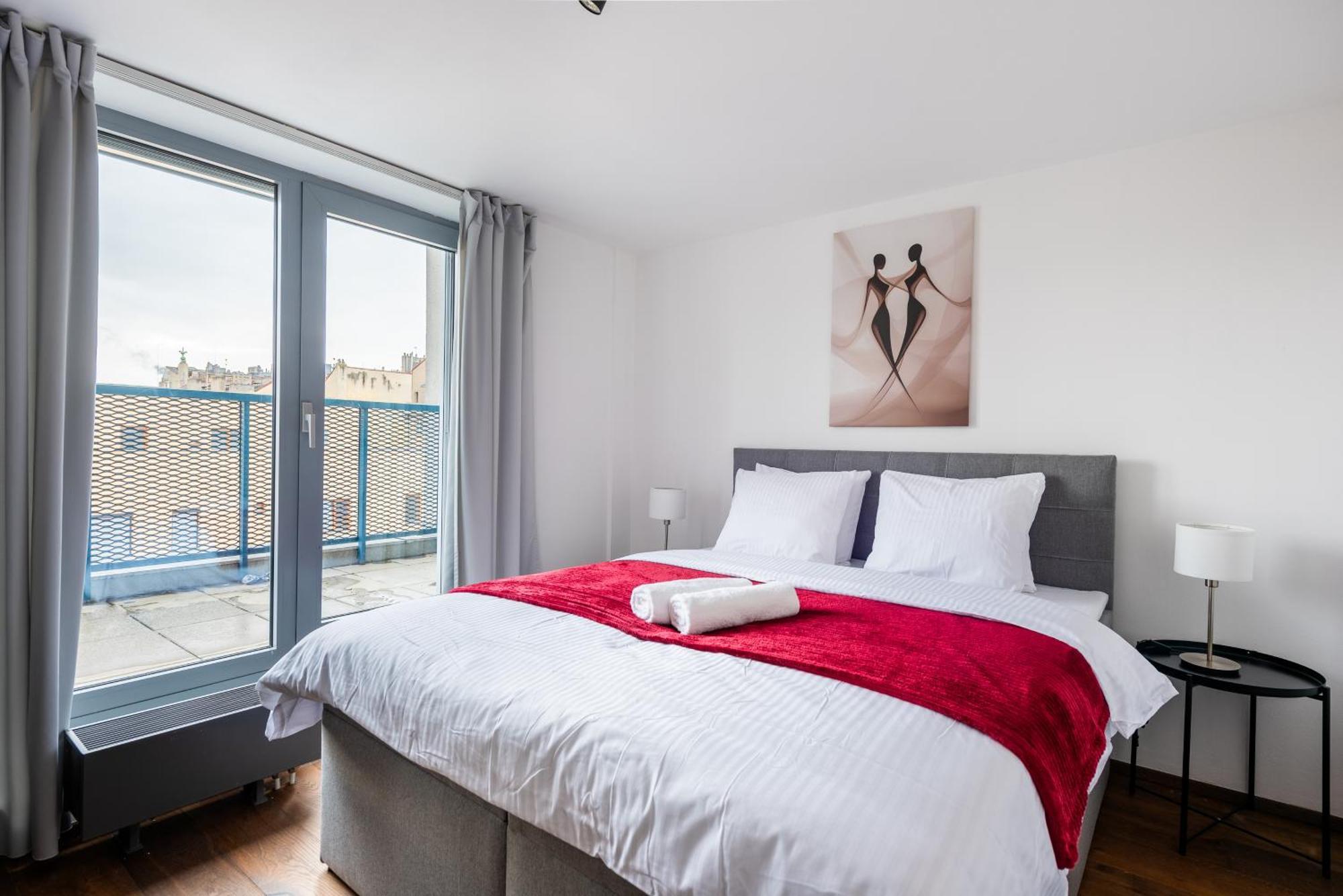 2-Level Apartments On Krizikova Near The Metro براغ المظهر الخارجي الصورة