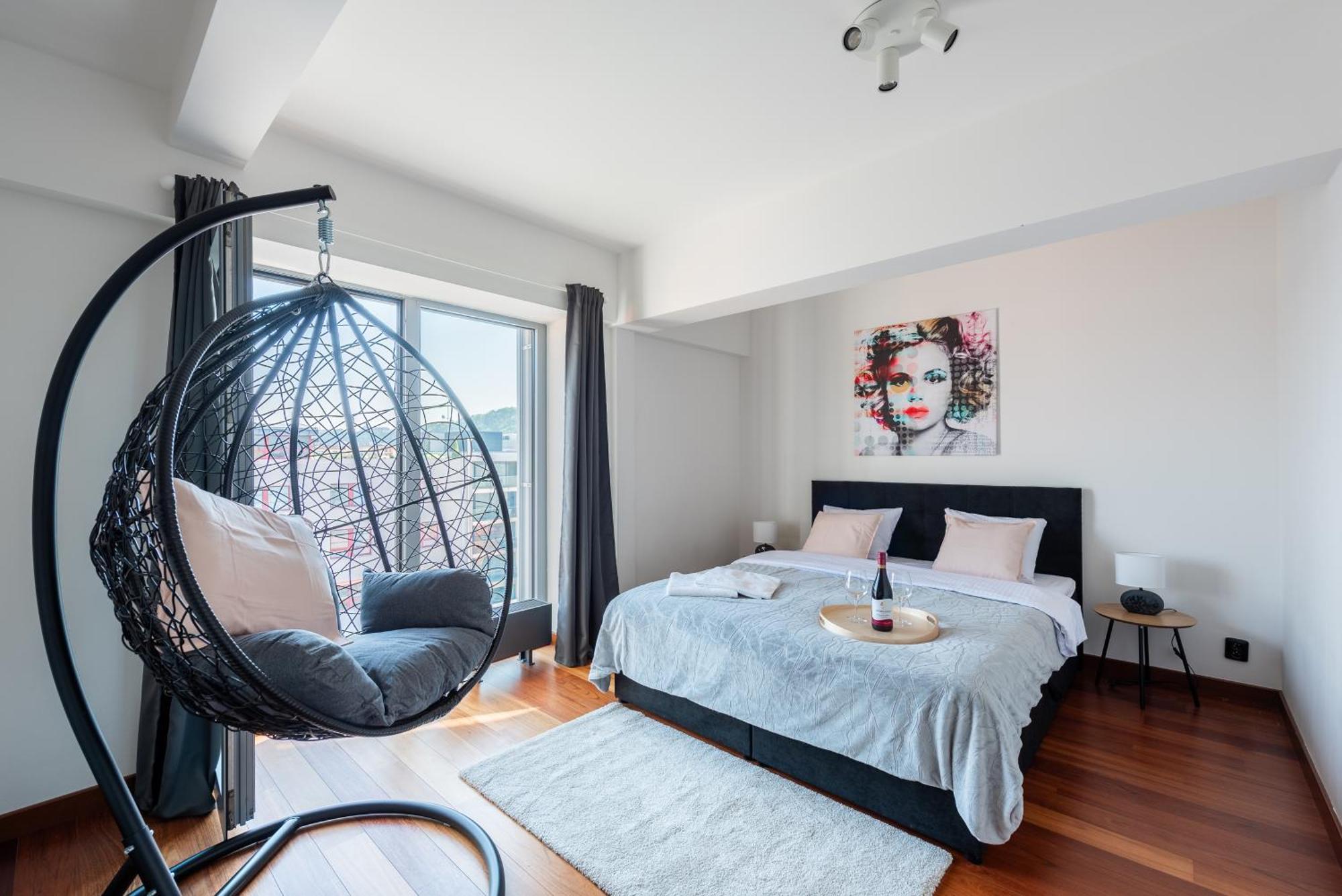 2-Level Apartments On Krizikova Near The Metro براغ المظهر الخارجي الصورة