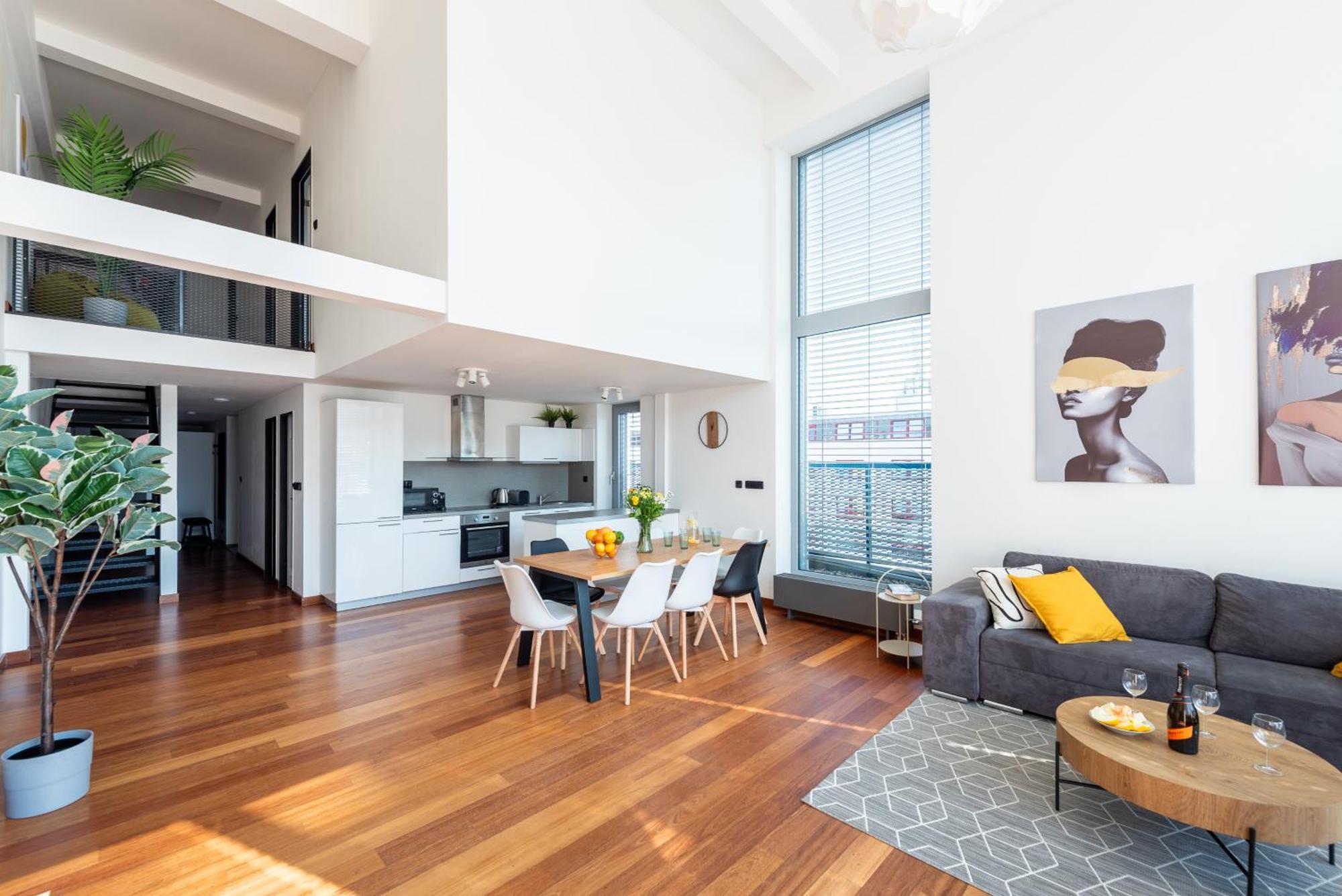 2-Level Apartments On Krizikova Near The Metro براغ المظهر الخارجي الصورة
