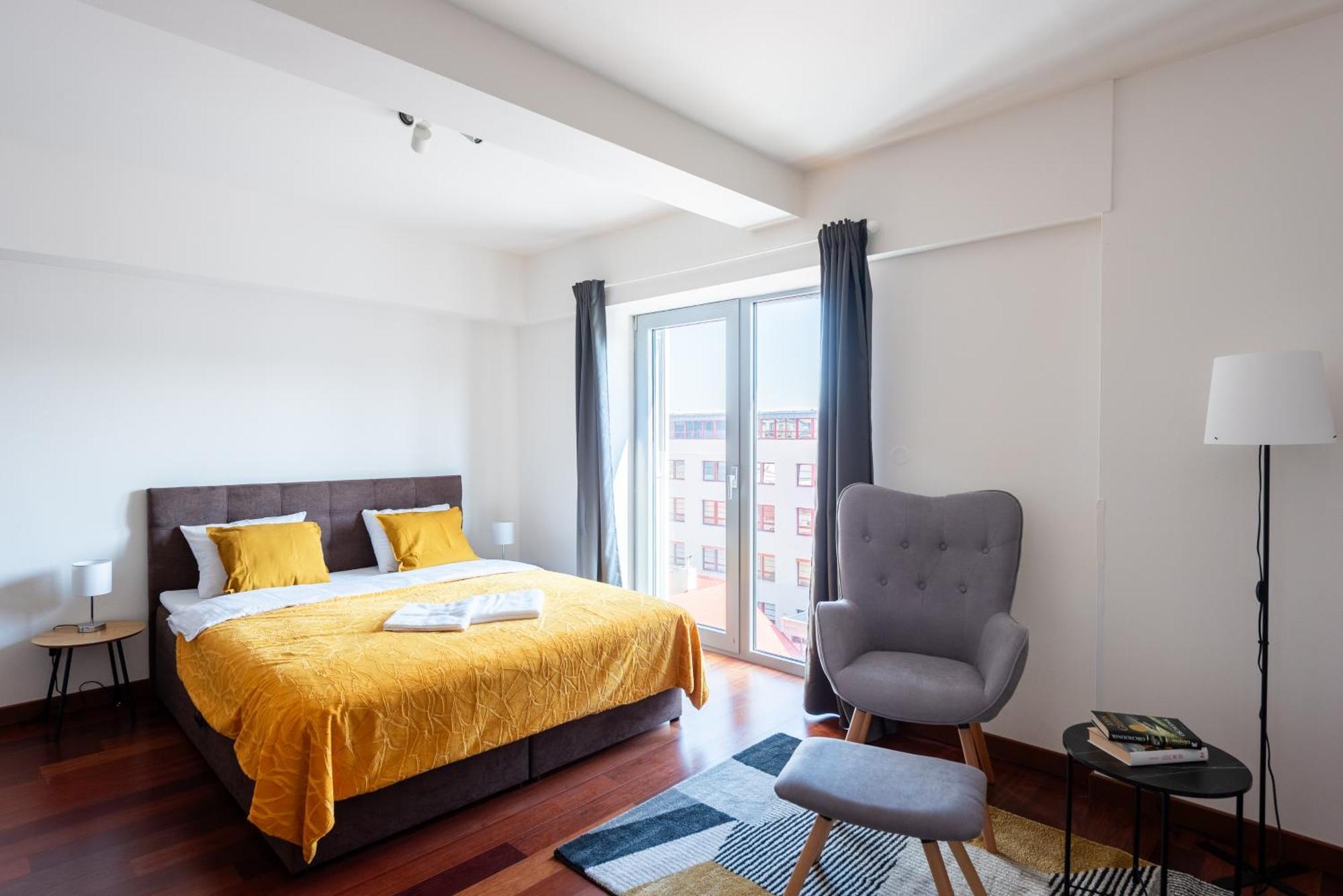 2-Level Apartments On Krizikova Near The Metro براغ المظهر الخارجي الصورة