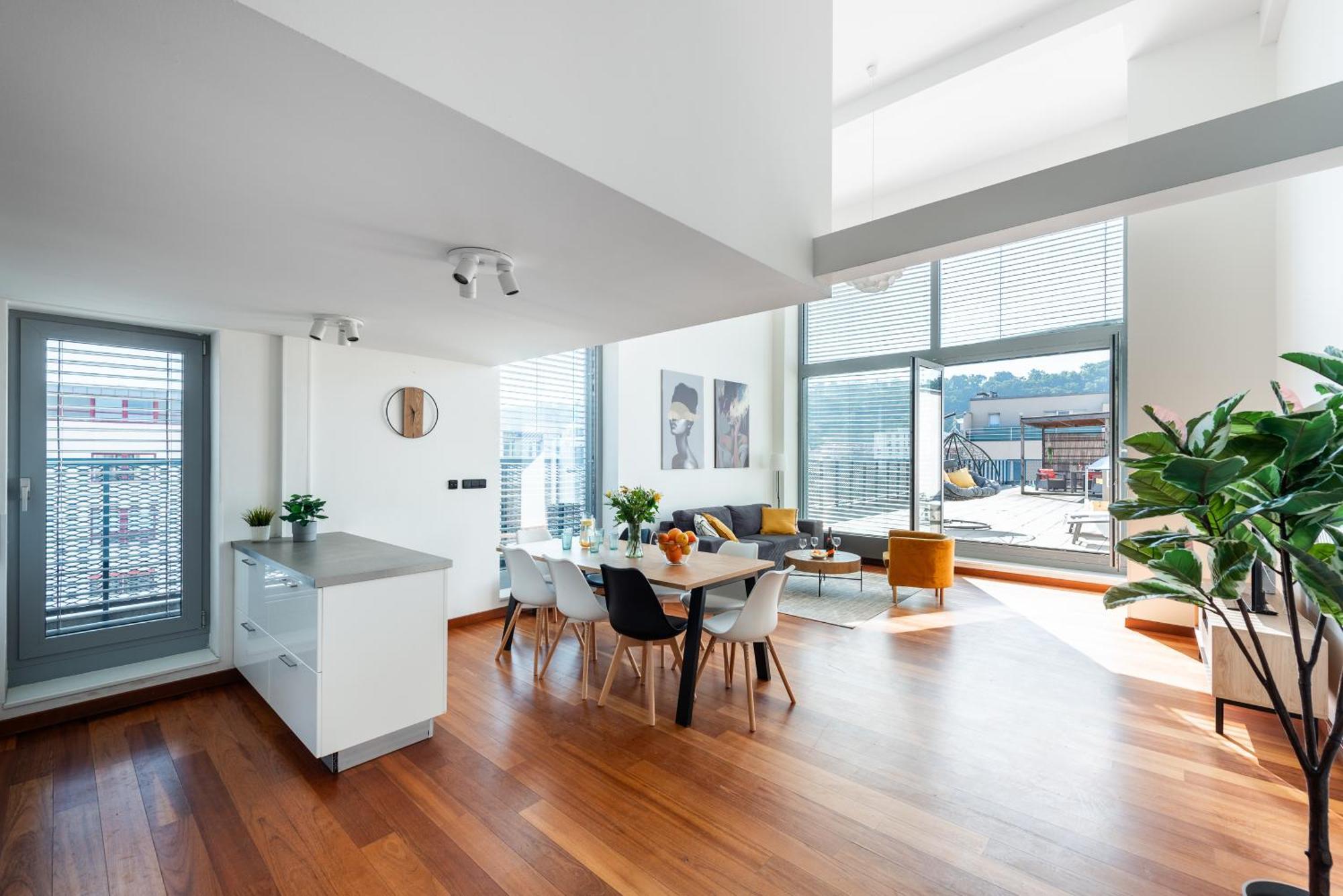 2-Level Apartments On Krizikova Near The Metro براغ المظهر الخارجي الصورة