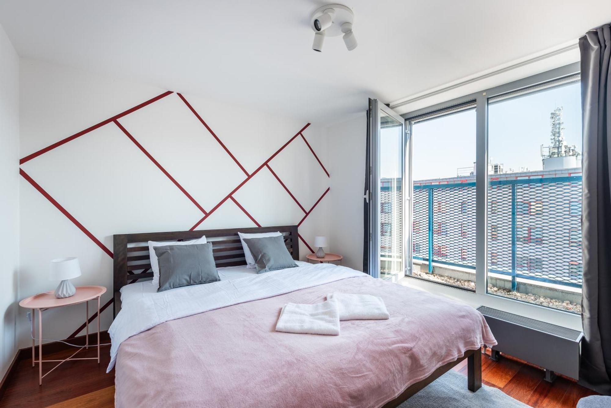2-Level Apartments On Krizikova Near The Metro براغ المظهر الخارجي الصورة