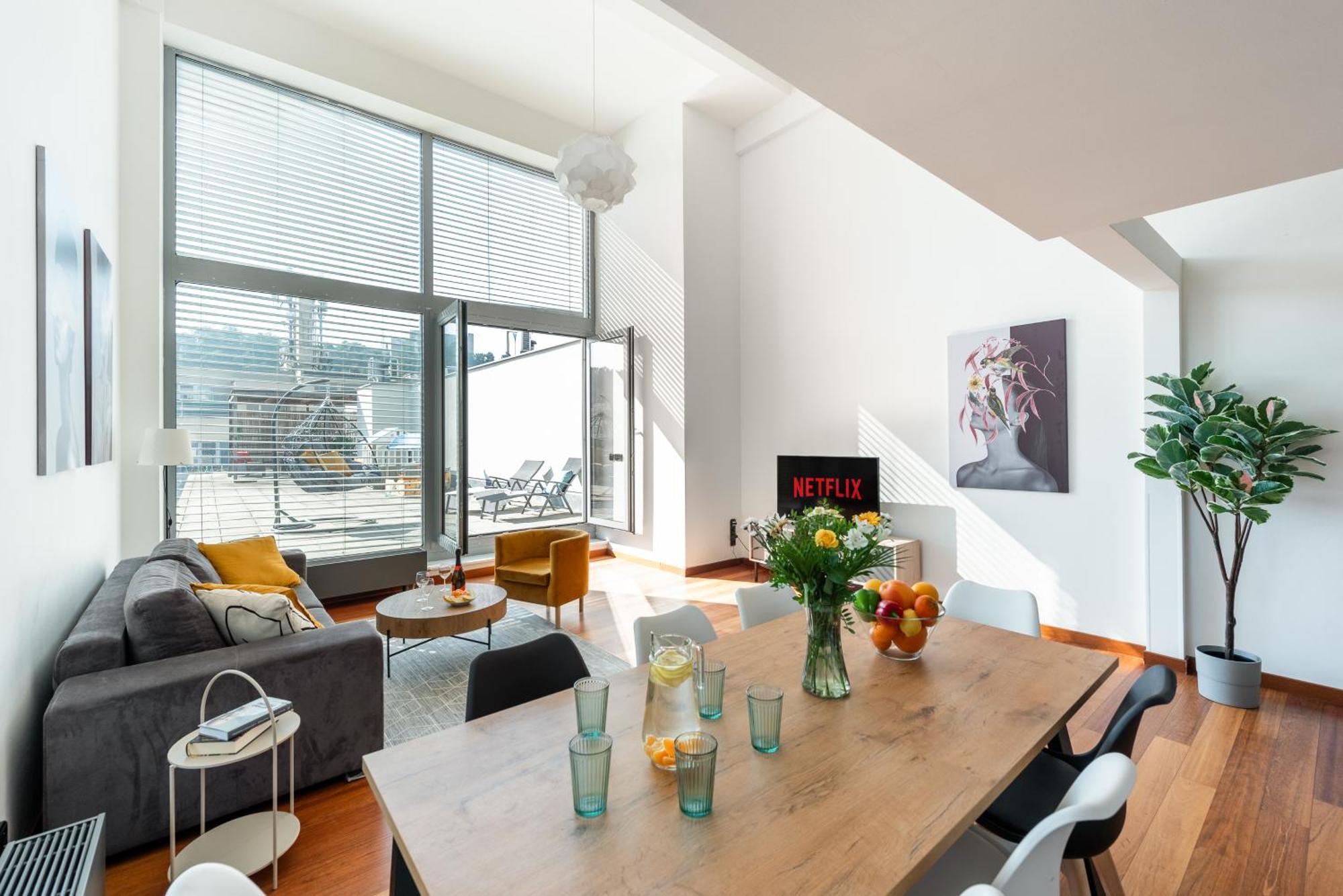 2-Level Apartments On Krizikova Near The Metro براغ المظهر الخارجي الصورة