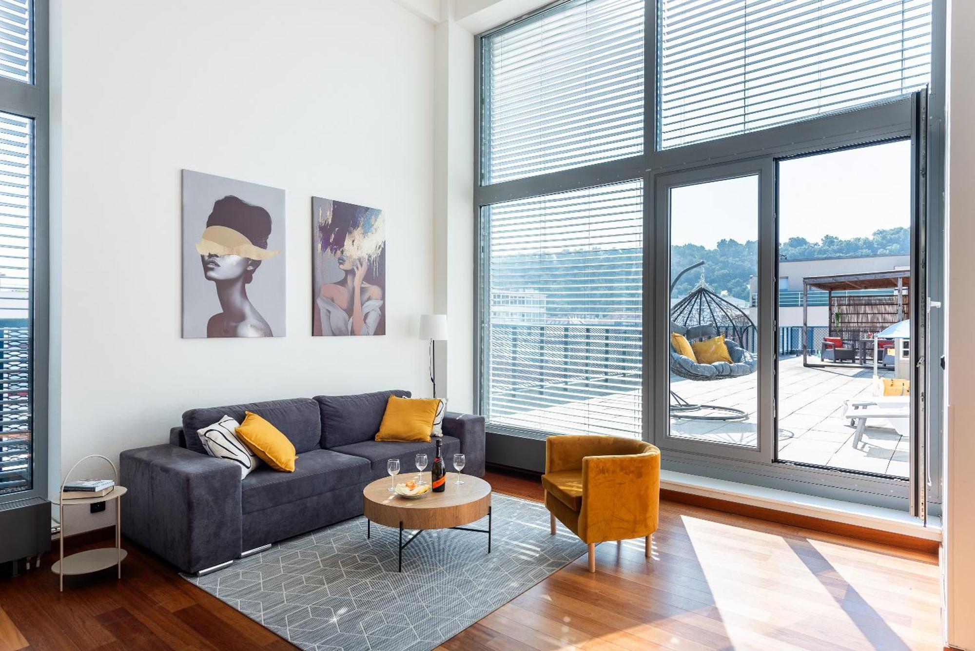 2-Level Apartments On Krizikova Near The Metro براغ المظهر الخارجي الصورة