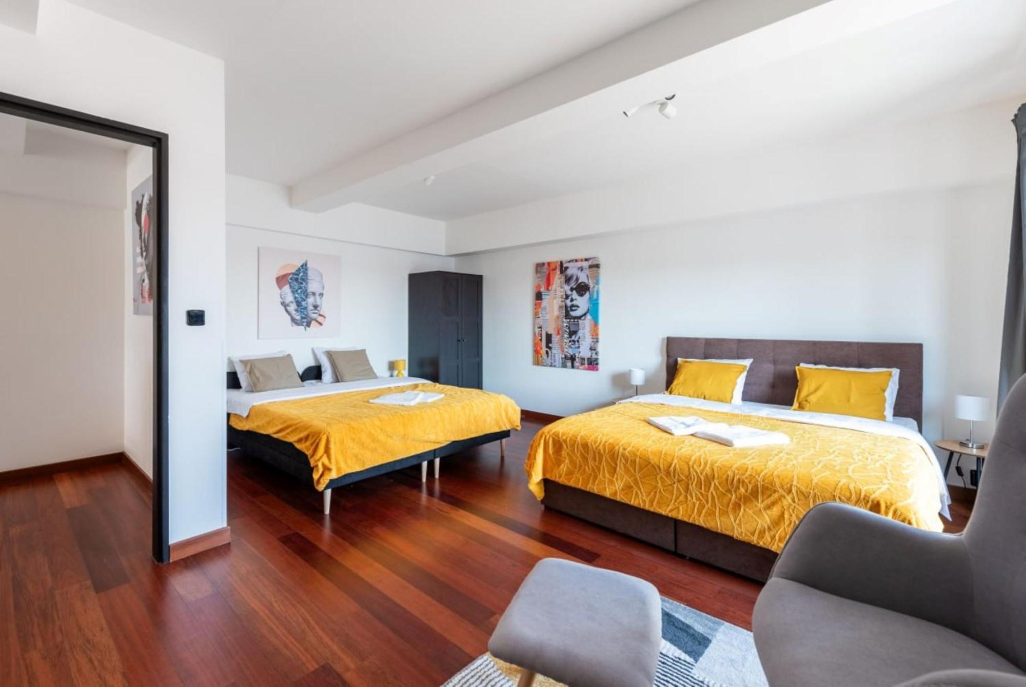 2-Level Apartments On Krizikova Near The Metro براغ المظهر الخارجي الصورة