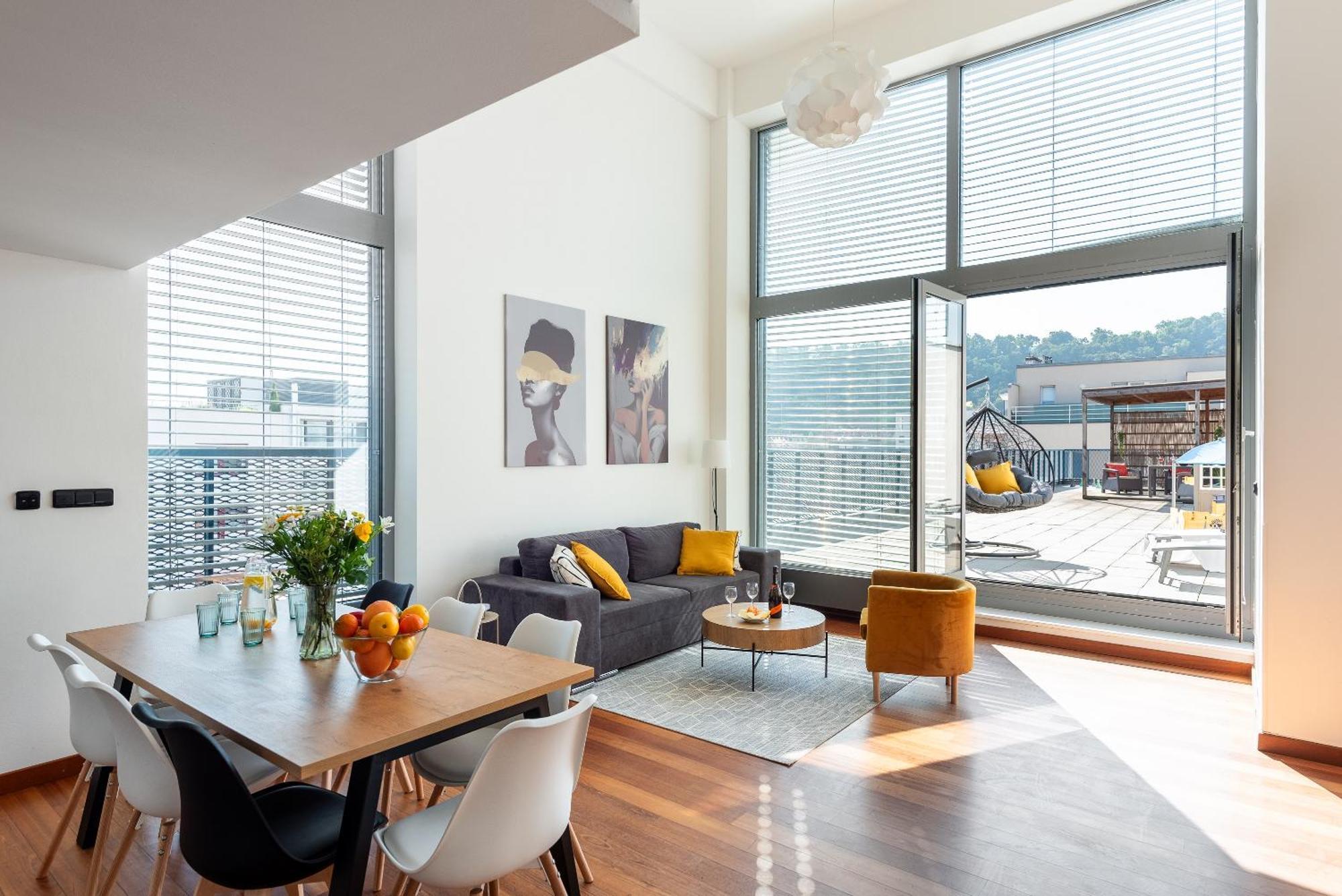 2-Level Apartments On Krizikova Near The Metro براغ المظهر الخارجي الصورة